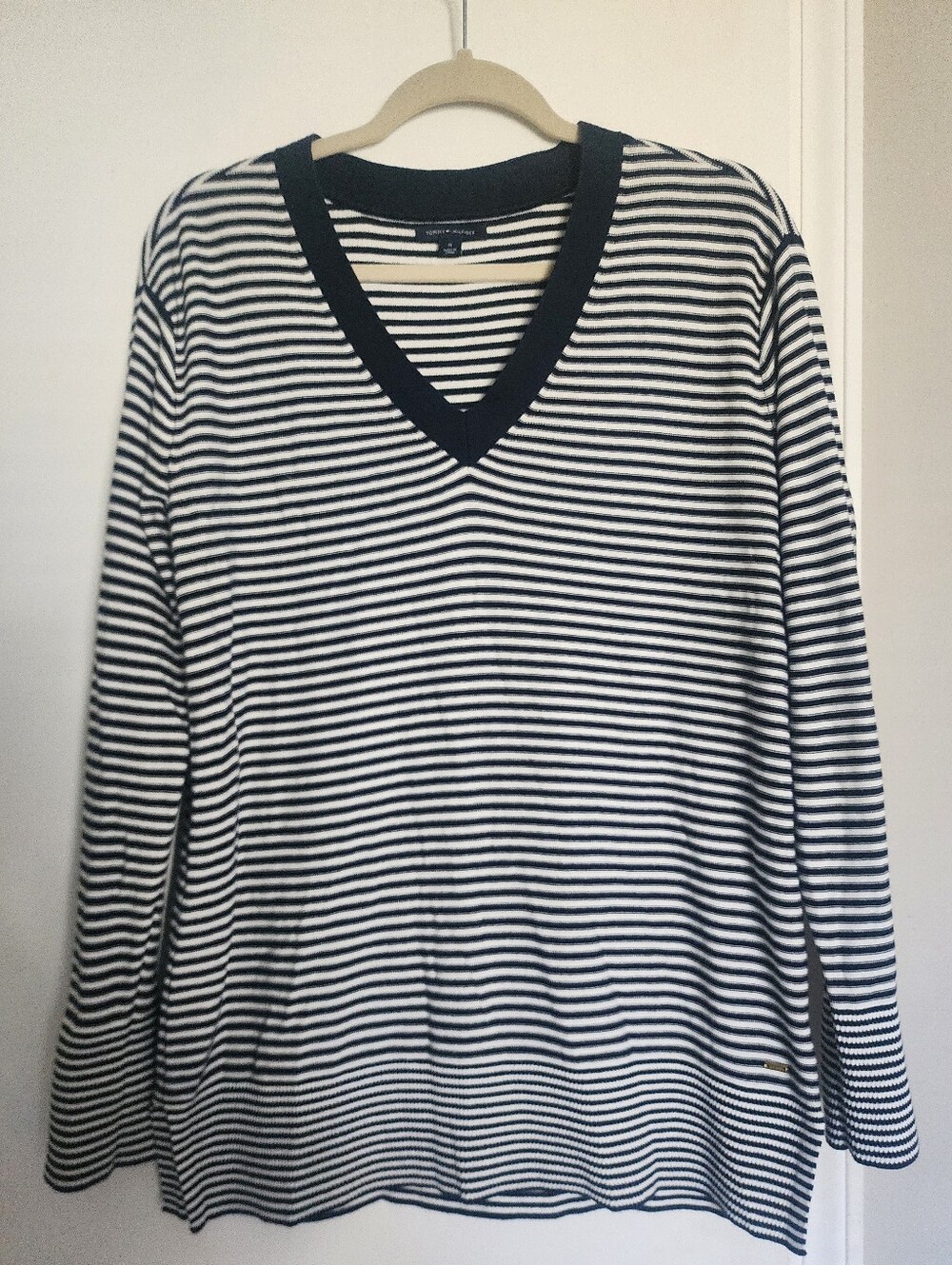 Women Tommy Hilfiger Navy White Lightweight Longer Striped V-Neck Sweater Medium